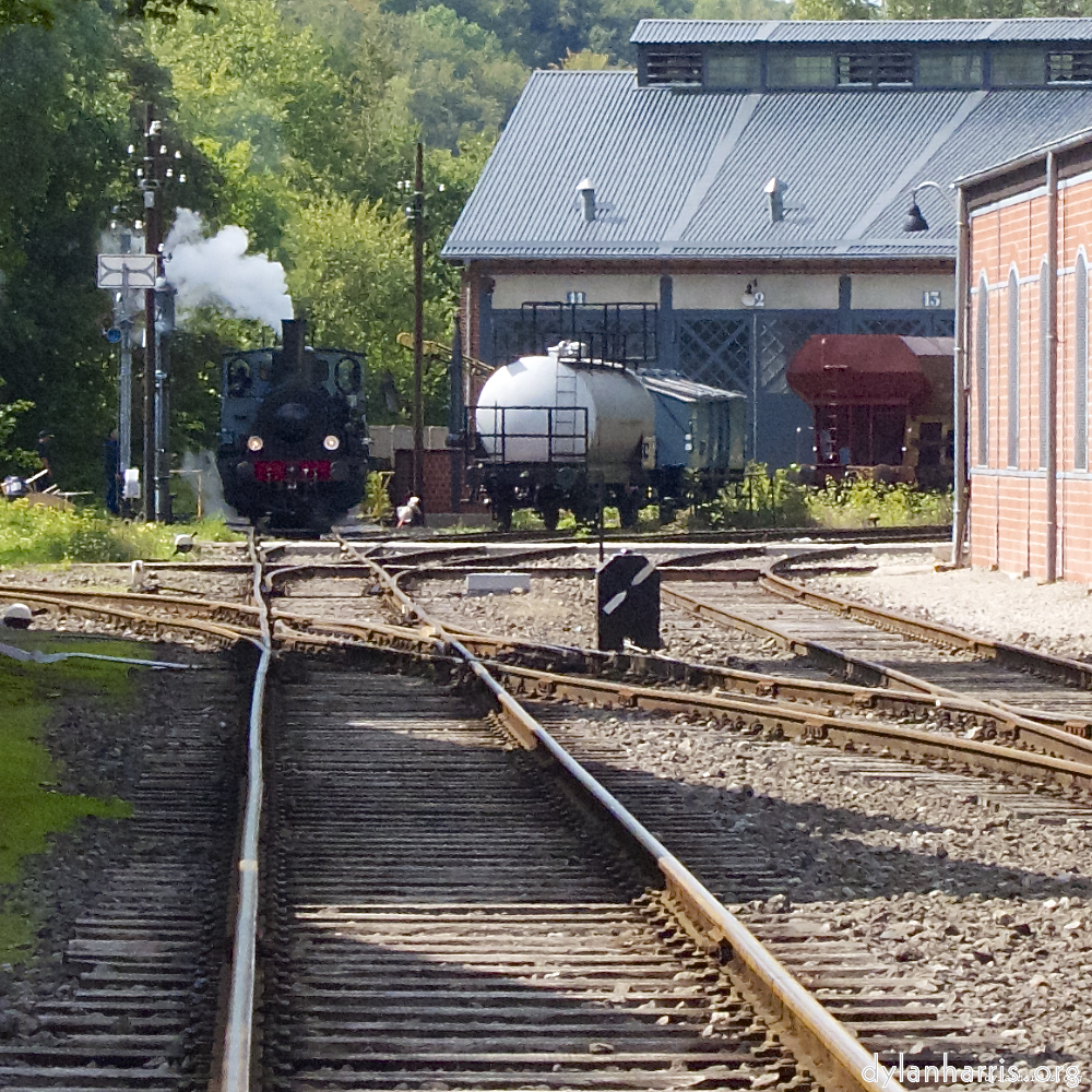 Image 'train (x) 8'.